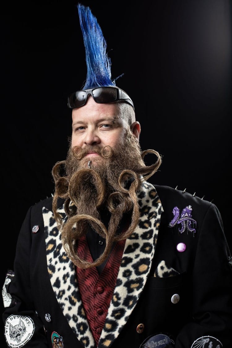 Foto Kontes Jenggot dan Kumis