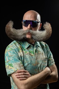 Foto Kontes Jenggot dan Kumis