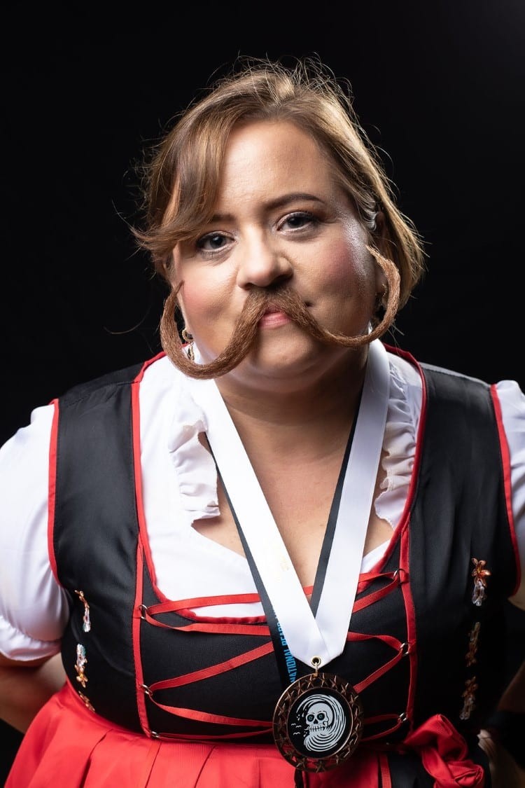 Foto Kontes Jenggot dan Kumis