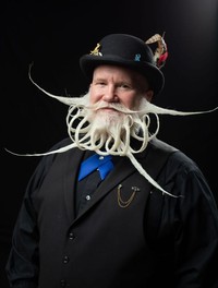 Foto Kontes Jenggot dan Kumis