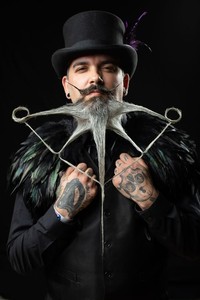 Foto Kontes Jenggot dan Kumis