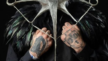 Jaye menggunakan pendekatan sederhana, memotret subjeknya dengan latar belakang hitam dengan pencahayaan kuat sehingga menciptakan serangkaian gambar yang tajam dan kontras. Foto: Nationalbeardchampionships