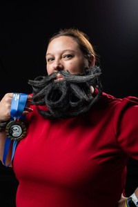 Foto Kontes Jenggot dan Kumis