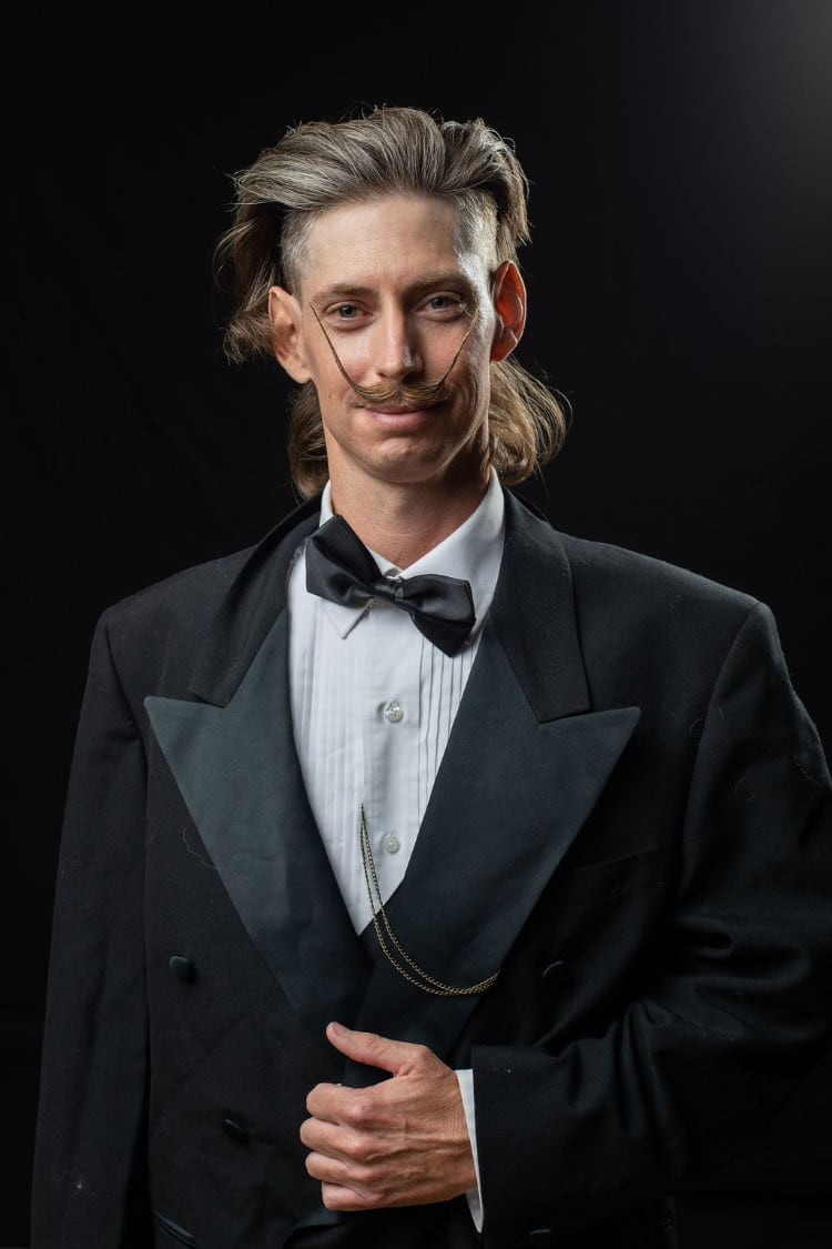 Foto Kontes Jenggot dan Kumis