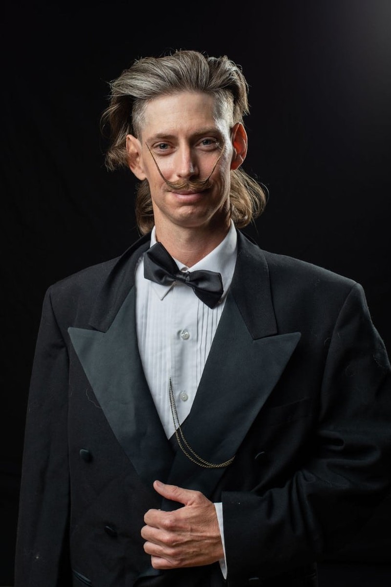 Foto Kontes Jenggot dan Kumis