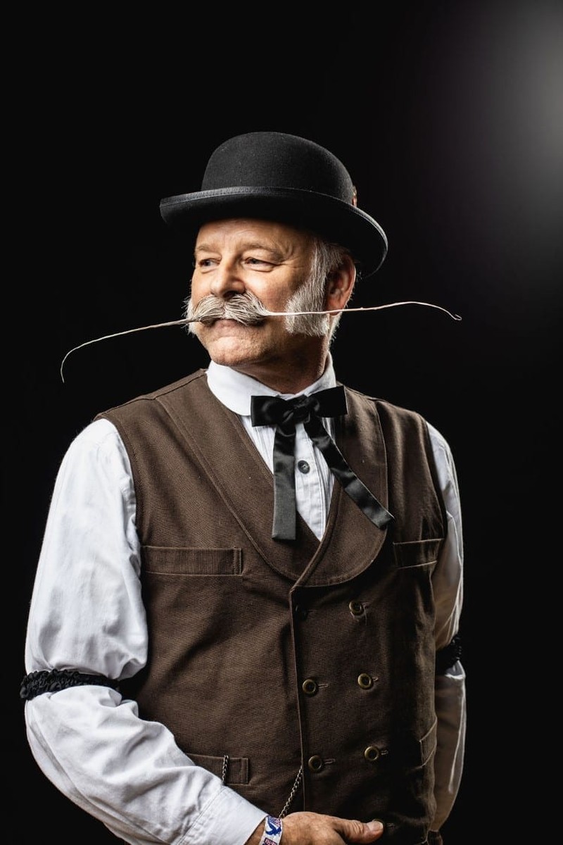 Foto Kontes Jenggot dan Kumis