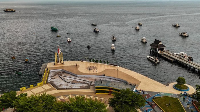 Foto udara pengunjug menikmati objek wisata Pantai Landmark di Kota Ternate, Maluku Utara, Senin (2/1/2024). Mesasuki tahun 2024, Pemerintah Kota Ternate akan membenahi berbagai objek wisata di Ternate salah satuhnya adalah kawasan Landmark guna meningkatkan kunjungan wisatawan domestik dan mancanegera sehingga mendorong perekonomian masyarakat di daerah itu.ANTARA FOTO/Andri Saputra/Spt.