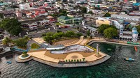 Foto udara pengunjug menikmati objek wisata Pantai Landmark di Kota Ternate, Maluku Utara, Senin (2/1/2024).