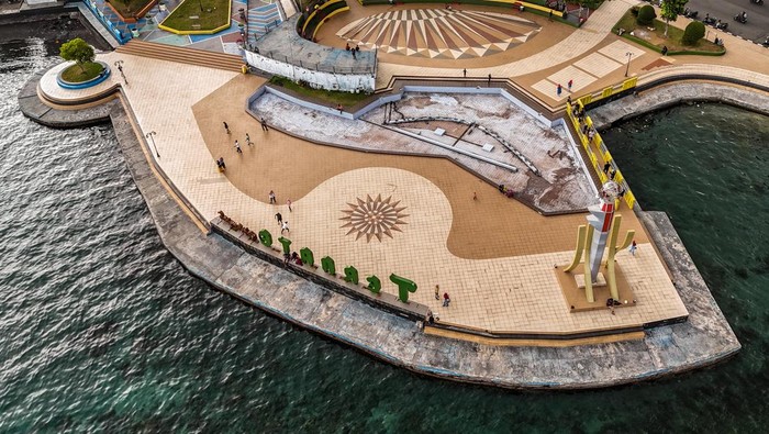 Foto udara pengunjug menikmati objek wisata Pantai Landmark di Kota Ternate, Maluku Utara, Senin (2/1/2024). Mesasuki tahun 2024, Pemerintah Kota Ternate akan membenahi berbagai objek wisata di Ternate salah satuhnya adalah kawasan Landmark guna meningkatkan kunjungan wisatawan domestik dan mancanegera sehingga mendorong perekonomian masyarakat di daerah itu.ANTARA FOTO/Andri Saputra/Spt.