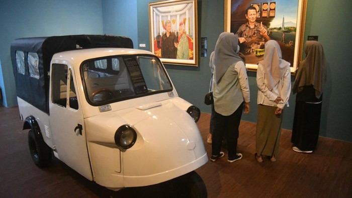 Pengunjung berjalan melewati lorong waktu di Galeri Bumi Parawira, Kota Bogor, Jawa Barat, Selasa (2/1/2024). Galeri Bumi Parawira merupakan galeri lorong waktu yang menceritakan sejarah panjang Kota Bogor dari masa ke masa mulai dari Kerajaan Pajajaran, masa kolonial Belanda, Orde Lama, Orde Baru dan Orde Reformasi yang dapat menjadi destinasi wisata edukasi baru di Kota Bogor. ANTARA FOTO/Arif Firmansyah/nz
