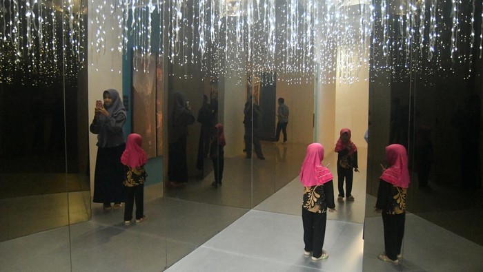 Pengunjung berjalan melewati lorong waktu di Galeri Bumi Parawira, Kota Bogor, Jawa Barat, Selasa (2/1/2024). Galeri Bumi Parawira merupakan galeri lorong waktu yang menceritakan sejarah panjang Kota Bogor dari masa ke masa mulai dari Kerajaan Pajajaran, masa kolonial Belanda, Orde Lama, Orde Baru dan Orde Reformasi yang dapat menjadi destinasi wisata edukasi baru di Kota Bogor. ANTARA FOTO/Arif Firmansyah/nz