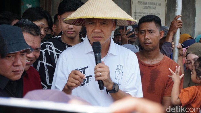 Ganjar Pranowo temui petani di Demak mendapat keluhan langkanya pupuk, Selasa (2/1/2024).