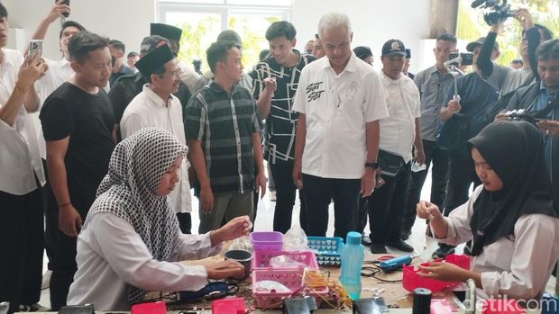 Ganjar Pranowo mengunjungi pabrik pembuatan mainan anak di Kabupaten Demak. (Brigitta Belia/detikcom)