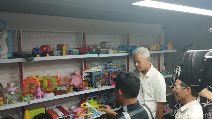 Ganjar Pranowo mengunjungi pabrik pembuatan mainan anak di Kabupaten Demak. (Brigitta Belia/detikcom)