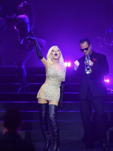 Gaun Yogie Pratama Dipakai Christina Aguilera Gaun Yogie Pratama Dipakai Christina Aguilera