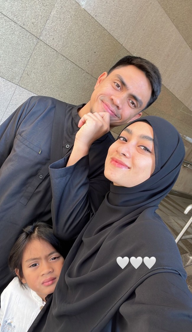 Pada akhir tahun 2023, Ayudia Bing Slamet, Muhammad Pradana Budiarto dan Dia Sekala Bumi menjalani ibadah umrah bersama. Ayudia mengunggah foto kebersamaan ketika berada di Tanah Suci di akun Instagram Story. Wanita kelahiran 13 September 1990 ini terlihat mengenakan khimar warna hitam. Foto: Dok. Instagram @ayudiac.