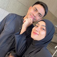 Pada akhir tahun 2023, Ayudia Bing Slamet, Muhammad Pradana Budiarto dan Dia Sekala Bumi menjalani ibadah umrah bersama. Ayudia mengunggah foto kebersamaan ketika berada di Tanah Suci di akun Instagram Story. Wanita kelahiran 13 September 1990 ini terlihat mengenakan khimar warna hitam. Foto: Dok. Instagram @ayudiac.