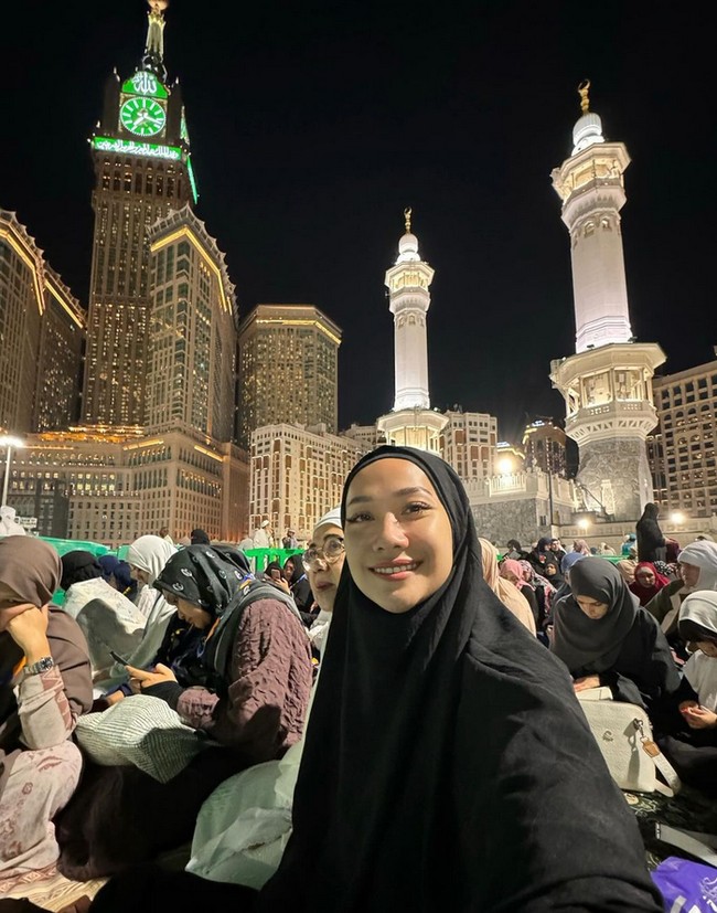 Pasangan pengantin baru, Bunga Citra Lestari dan Tiko Aryawardhana menjalani ibadah umrah. Keduanya juga mengajak Noah Sinclair. Momen BCL ketika memakai french khimar hitam pun menjadi sorotan. Penampilannya terlihat simpel dan anggun. Unggahan BCL sudah mendapatkan 175.420 Likes dan langsung banjir komentar dari warganet. Bneran cantk bgt ka unge pake hijab MasyaAllah, kagum akun @erna_afkar. Mudahan pulang segera bisa istiqomah dengan kerudungnya 🤲🏻🥰 semoga makin berkah ka bcl sekeluarga, ucap pengguna Instagram @syaugialhabsyi_110.