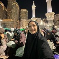 Pasangan pengantin baru, Bunga Citra Lestari dan Tiko Aryawardhana menjalani ibadah umrah. Keduanya juga mengajak Noah Sinclair. Momen BCL ketika memakai french khimar hitam pun menjadi sorotan. Penampilannya terlihat simpel dan anggun. Unggahan BCL sudah mendapatkan 175.420 Likes dan langsung banjir komentar dari warganet. Bneran cantk bgt ka unge pake hijab MasyaAllah, kagum akun @erna_afkar. Mudahan pulang segera bisa istiqomah dengan kerudungnya 🤲🏻🥰 semoga makin berkah ka bcl sekeluarga, ucap pengguna Instagram @syaugialhabsyi_110.