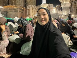 6 Foto Artis Umrah Saat Tahun Baru 2024, Gaya BCL Pakai Khimar Jadi Sorotan