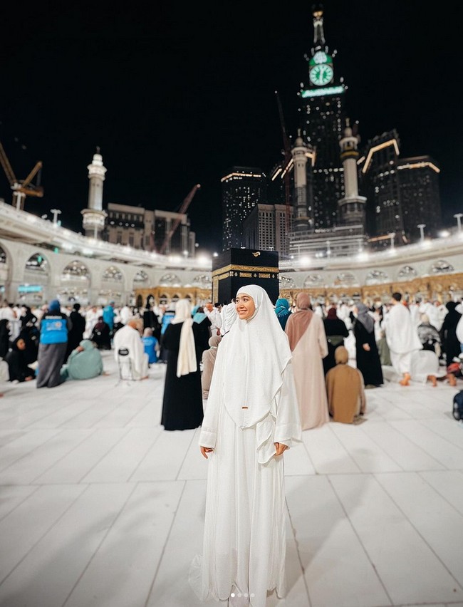 Aktris, penyanyi dan model, Febby Rastanty membagikan foto di akun Instagramnya tengah berada di Tanah Suci sejak 29 Desember 2023. Wanita kelahiran 1 Februari 1996 ini mengabadikan momen di depan Kabah dengan mengenakan busana serba putih. Febby terlihat mengenakan khimar yang membuatnya tampil anggun. Foto: Dok. Instagram @febbyrastanty.