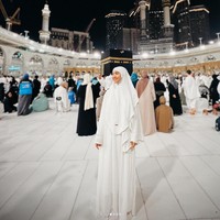 Aktris, penyanyi dan model, Febby Rastanty membagikan foto di akun Instagramnya tengah berada di Tanah Suci sejak 29 Desember 2023. Wanita kelahiran 1 Februari 1996 ini mengabadikan momen di depan Kabah dengan mengenakan busana serba putih. Febby terlihat mengenakan khimar yang membuatnya tampil anggun. Foto: Dok. Instagram @febbyrastanty.