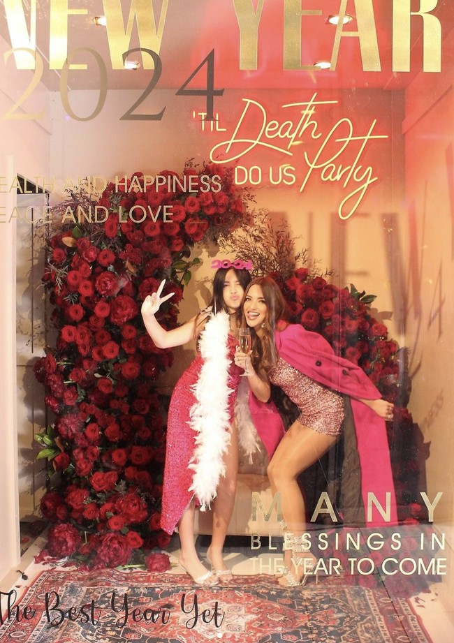 Ada pula yang berkomentar, “Bukan salah anaknya tapi inilah kreativitas tingkat dewa orang tuanya.” Netizen lainnya mencoba memuji walau menurutnya penampilan Mikhayla agak berlebihan. “Sbnernyaa gak ada salah dgn penampilanyaa, cantik. Tapi emang belum pas ajj dgn umur si adek mikha…tapii tetap cantik kok…,” tulisnya. (Foto: Instagram/@ramadhaniabakrie)