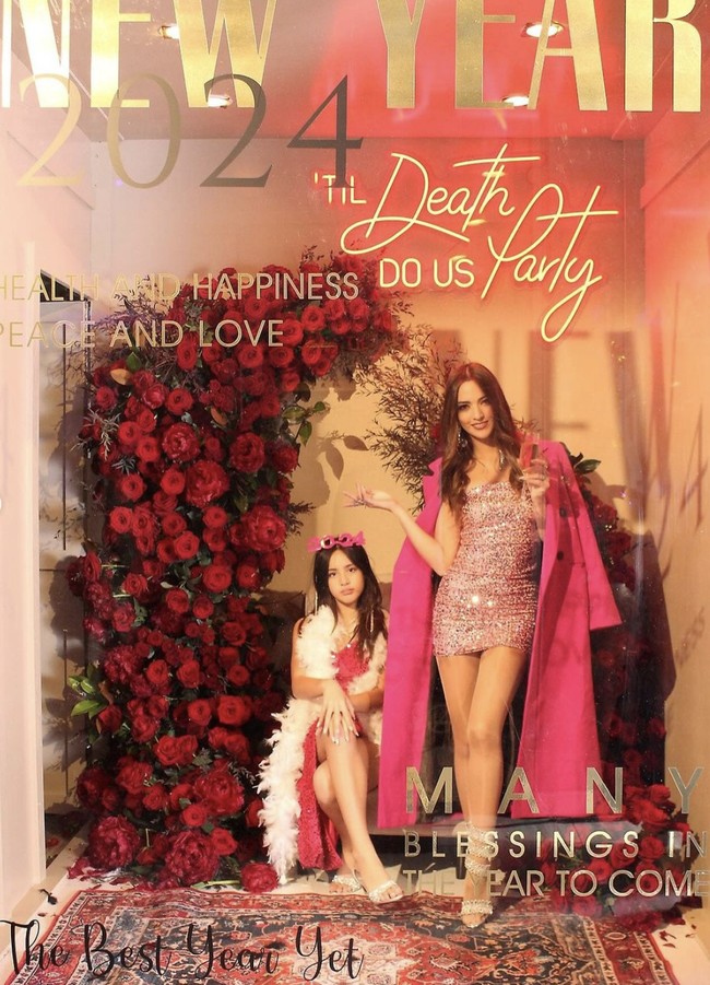 Roknya juga memiliki belahan tinggi. Penampilan tersebut mengundang beragam reaksi dari netizen. Banyak di antaranya yang mengkritik gaya Mikhayla tak sesuai dengan usianya. “Mikhaaa terlalu dewasa bangettt keliatan nya klo kek bgtu... kurang pas ahhh,” tulis seorang netizen. (Foto: Instagram/@ramadhaniabakrie)