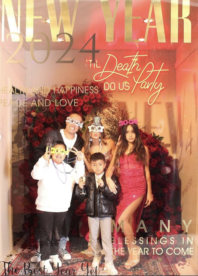 Mikhayla yang baru berusia 11 tahun muncul dalam balutan dress. Gaun berwarna pink solid itu hadir dengan model strapless sehingga bahunya terekpos. (Foto: Instagram/@ramadhaniabakrie)