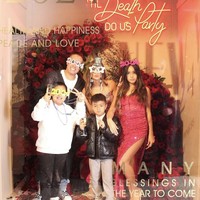 Mikhayla yang baru berusia 11 tahun muncul dalam balutan dress. Gaun berwarna pink solid itu hadir dengan model strapless sehingga bahunya terekpos. (Foto: Instagram/@ramadhaniabakrie)