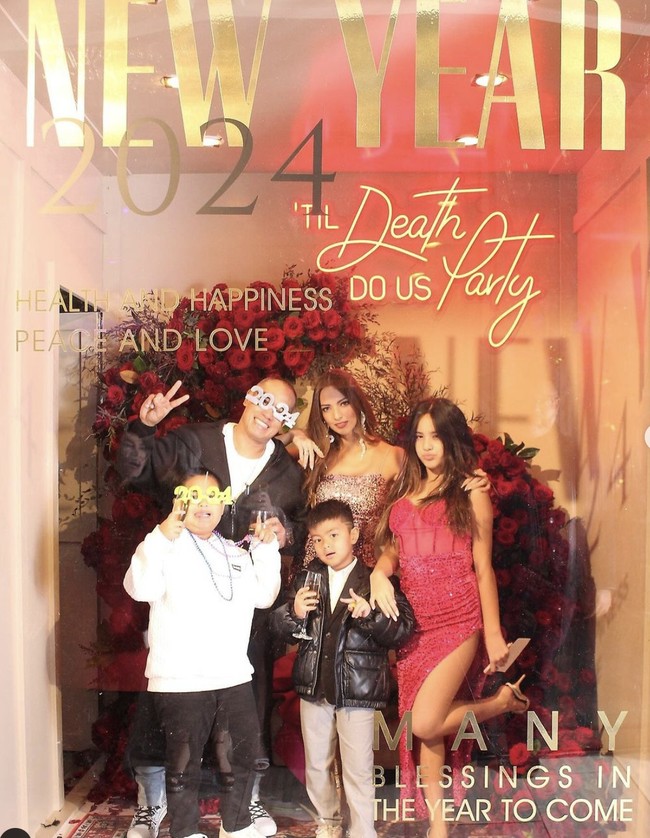 Tak hanya Nia, gaya maksimal juga diberikan oleh suami dan ketiga anak mereka. Paling mencuri perhatian, gaya sang putri sulung, Mikhayla. (Foto: Instagram/@ramadhaniabakrie)