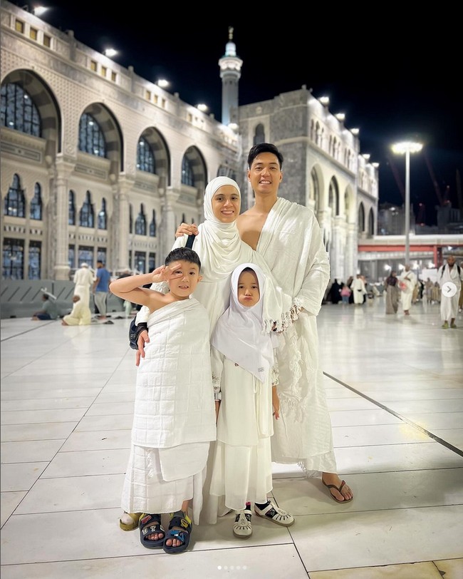 Nycta Gina juga memanfaatkan momen pergantian tahun dengan melaksanakan ibadah umrah. Nycta Gina umrah bersama Rizky Kinos, kedua buah hatinya, dan keluarganya. Nycta Gina terlihat memakai busana serba putih. Alhamdulillah umroh wajibnya sudah selesai.. dan masyaaAllah pas banget smua rangkaian umroh selesai ketika pergantian tahun di jakarta. Alhamdulillah bisa merasakan pergantian tahun dsni… semoga kita semua sehat, panjang umur, bisa menjadi manusia yg lbh baik lagi dan insyaaAllah bisa kembali ksni lagi. Buat mentemen yg pengen ksni juga, semoga dimudahkan Allah dilancarkan rezekinya, amin aminyra, tulis akun @missnyctagina dan @kinosnoski. Foto: Dok. Instagram @missnyctagina.