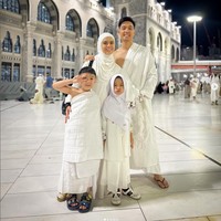 Nycta Gina juga memanfaatkan momen pergantian tahun dengan melaksanakan ibadah umrah. Nycta Gina umrah bersama Rizky Kinos, kedua buah hatinya, dan keluarganya. Nycta Gina terlihat memakai busana serba putih. Alhamdulillah umroh wajibnya sudah selesai.. dan masyaaAllah pas banget smua rangkaian umroh selesai ketika pergantian tahun di jakarta. Alhamdulillah bisa merasakan pergantian tahun dsni… semoga kita semua sehat, panjang umur, bisa menjadi manusia yg lbh baik lagi dan insyaaAllah bisa kembali ksni lagi. Buat mentemen yg pengen ksni juga, semoga dimudahkan Allah dilancarkan rezekinya, amin aminyra, tulis akun @missnyctagina dan @kinosnoski. Foto: Dok. Instagram @missnyctagina.