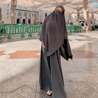 Ria Ricis mengunggah ke Instagram foto saat sedang berada di halaman Masjid Nabawi, Madinah. Ricis mengenakan french khimar, cadar dan abaya crinkle warna abu-abu. Ricis mulai berada di Tanah Suci sejak 31 Desember 2023. Foto: Dok. Instagram @riaricis1795.