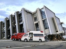 Gedung Ambruk Usai Diguncang Gempa di Jepang