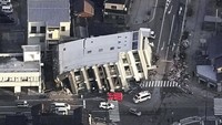 Sebuah gedung di Wajima, Prefektur Ishikawa, Jepang, ambruk usai diguncang gempa berkekuatan magnitudo 7,5.