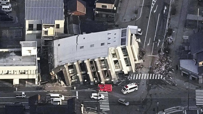 Gedung Ambruk Usai Diguncang Gempa di Jepang Gempa berkekuatan magnitudo 7,5 menimbulkan kerusakan di Jepang. Seperti terlihat di Prefektur Ishikawa, sebuah gedung ambruk usai diguncang gempa tersebut.