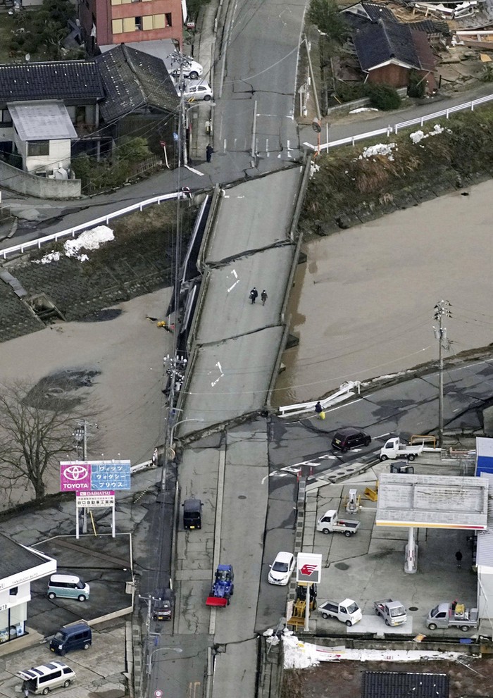 Getaran Gempa Bikin Jembatan Retak dan Jalan Ambles di Jepang Prefektur Ishikawa menjadi wilayah yang terdampak paling parah akibat gempa M 7,5 di Jepang. Selain rumah ambruk, gempa mengakibatkan jembatan retak dan jalan ambles.
