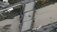 Jembatan retak karena tak kuat menahan getaran gempa bumi.