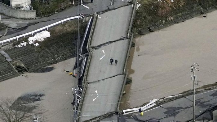 Prefektur Ishikawa menjadi wilayah yang terdampak paling parah akibat gempa M 7,5 di Jepang. Selain rumah ambruk, gempa mengakibatkan jembatan retak dan jalan ambles.