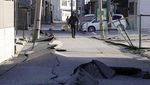 Getaran Gempa Bikin Jembatan Retak dan Jalan Ambles di Jepang