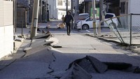 Jalanan juga retak-retak usai diguncang gempa berkekuatan M 7,5 di Jepang.