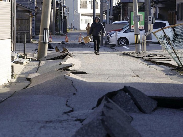 Getaran Gempa Bikin Jembatan Retak dan Jalan Ambles di Jepang Prefektur Ishikawa menjadi wilayah yang terdampak paling parah akibat gempa M 7,5 di Jepang. Selain rumah ambruk, gempa mengakibatkan jembatan retak dan jalan ambles.