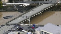 Gempa bumi mengakibatkan jembatan retak di wilayah Suzu, Prefektur Ishikawa, Jepang, Selasa (2/1/2024).
