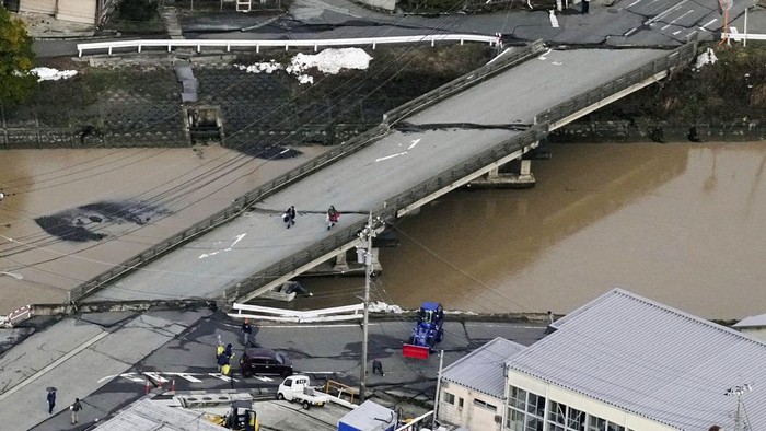 Getaran Gempa Bikin Jembatan Retak dan Jalan Ambles di Jepang Prefektur Ishikawa menjadi wilayah yang terdampak paling parah akibat gempa M 7,5 di Jepang. Selain rumah ambruk, gempa mengakibatkan jembatan retak dan jalan ambles.