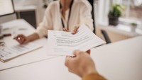 Siapkan dokumen haji yang disyaratkan dari Kemenag seperti nomor validasi dari bank, pas photo 4x6 latar putih, fotocopy KTP, fotocopy Kartu Keluarga (KK), fotocopy buku nikah (jika sudah menikah), fotocopy buku tabungan, dan cek golongan darah. Foto: Getty Images