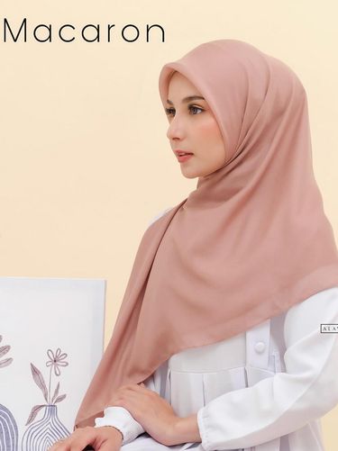 Hijab bahan paris ultrafine menjadi incaran hijabers.