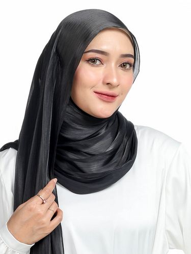 Hijab crinkle silk menjadi andalan hijabers.