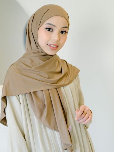 Hijab jersey instan yang sudah terdapat inner yang menyatu dengan hijab.