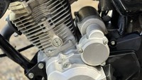Kalau dulu Honda Win itu memakai mesin 100 cc, beda dengan TMX125 Alpha. Motor yang dijual tanpa opsi rem cakram alias cuma pengereman tromol itu sekarang berkapasitas 125 cc. Di atas kertas, motor ini bisa menyemburkan tenaga 7,16 hp di 8.000 rpm, dan torsinya 9,1 Nm di 6.500 rpm. Kemampuan motor ini disalurkan melalui transmisi manual 5-percepatan. Foto: Facebook MC Garage